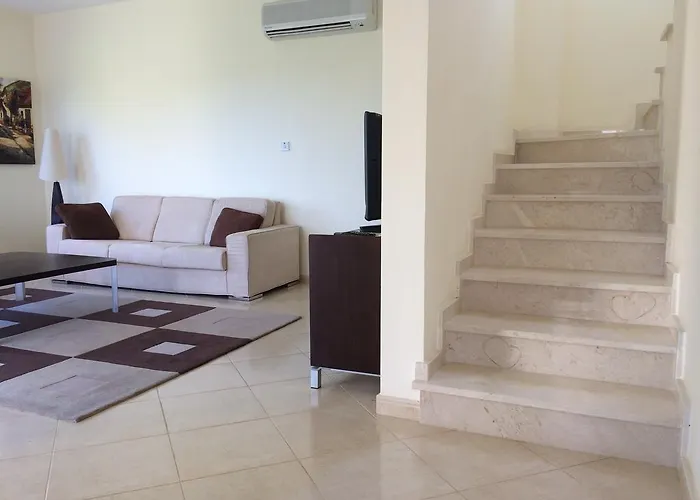 Vila Riverside Polis