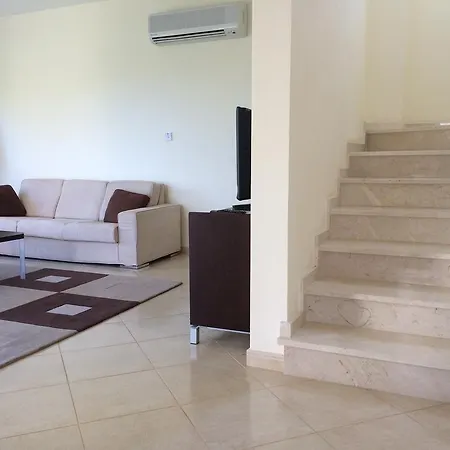Villa Riverside Polis