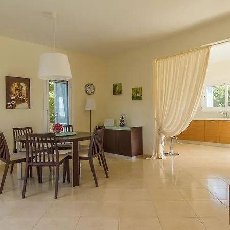 Riverside Villa Polis